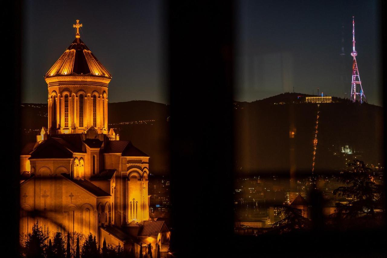 Siberia Hotel Tbiliszi Kültér fotó The Nork Marmachakan Church at night