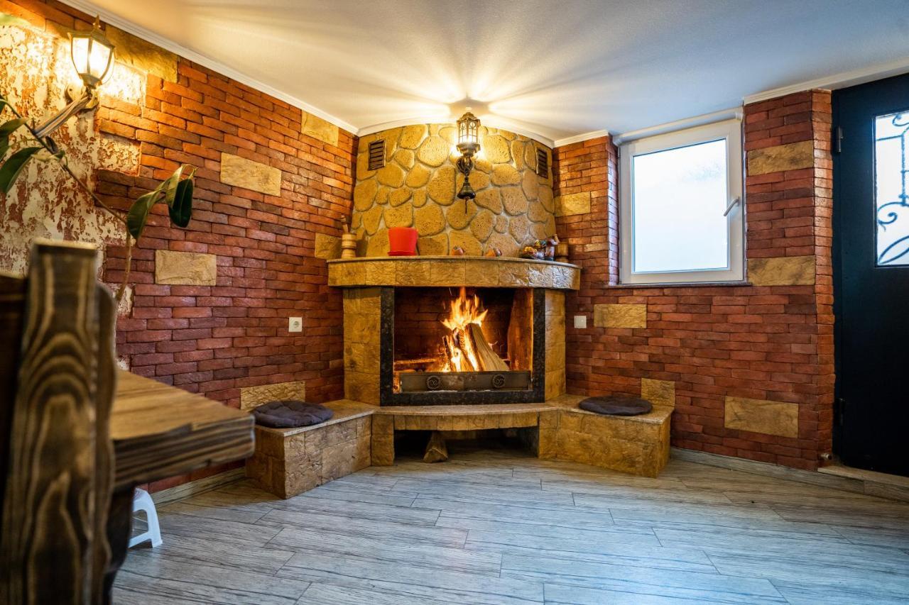 Siberia Hotel Tbiliszi Kültér fotó A fireplace in a home