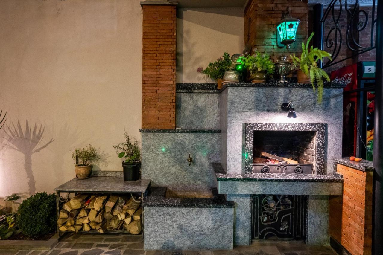Siberia Hotel Tbiliszi Kültér fotó A typical Argentinean parilla