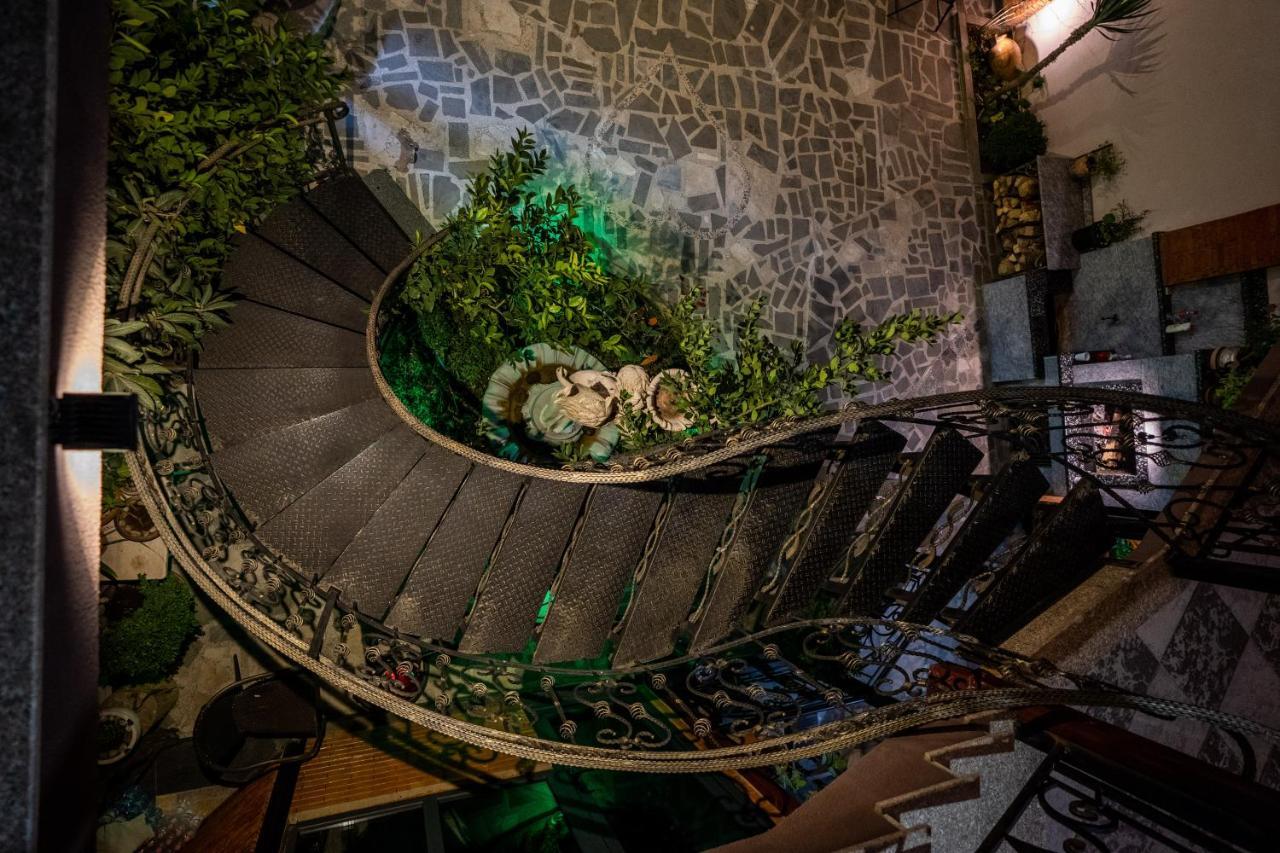 Siberia Hotel Tbiliszi Kültér fotó Spiral staircase