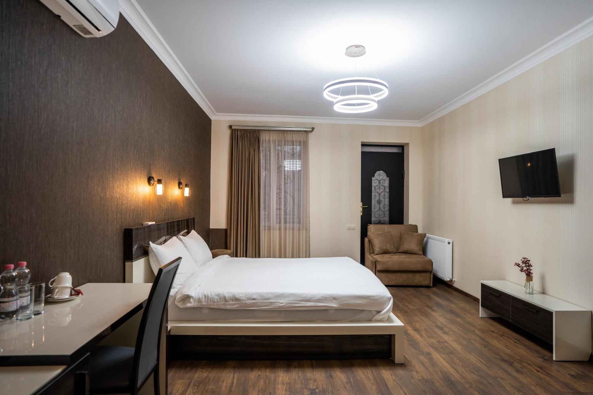 Siberia Hotel Tbiliszi Kültér fotó A room at the hotel