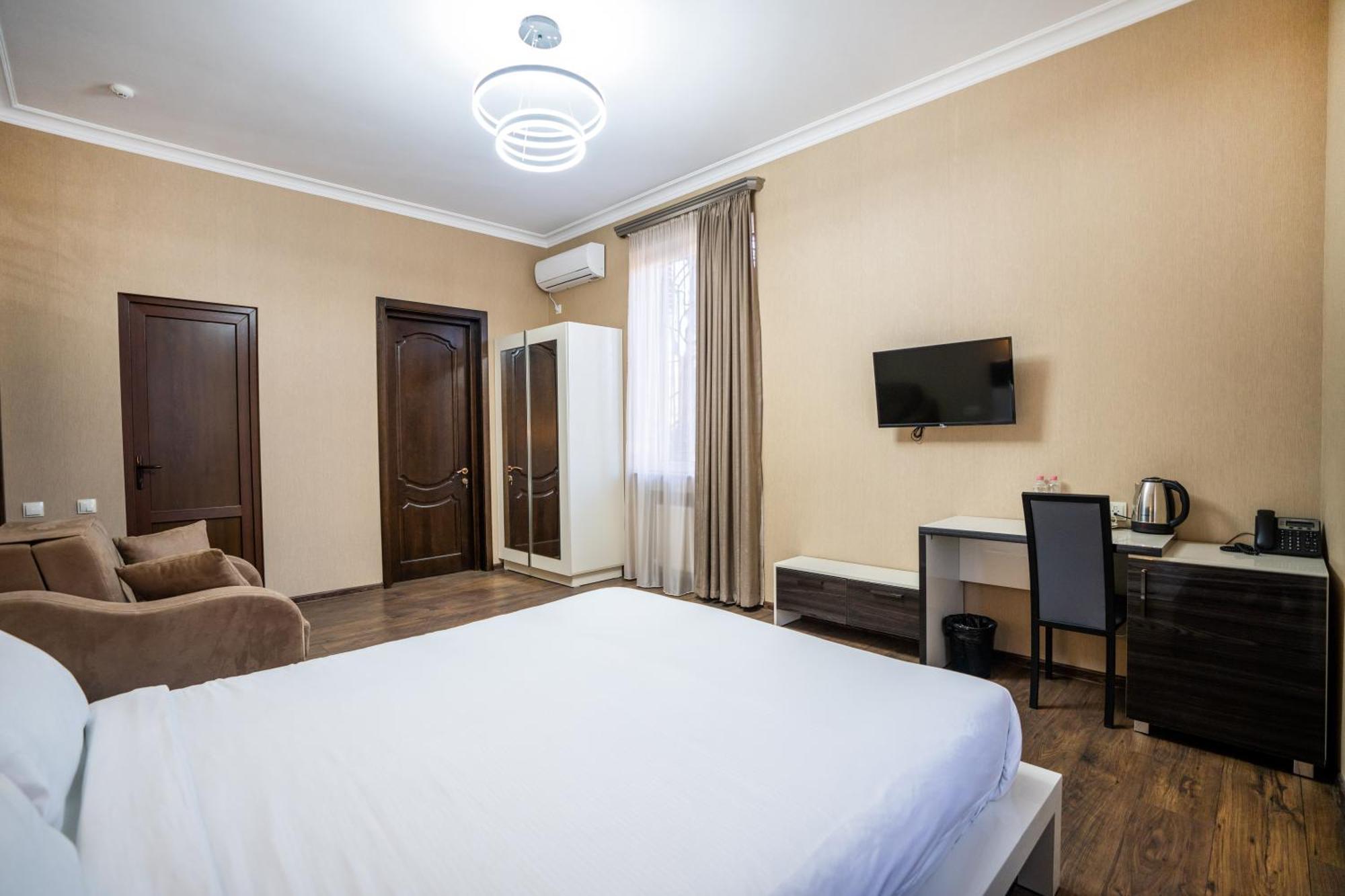 Siberia Hotel Tbiliszi Kültér fotó A room at the hotel