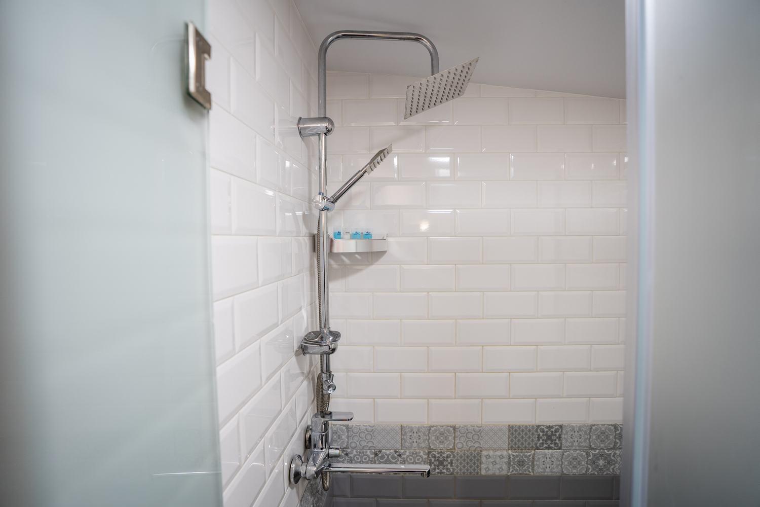 Siberia Hotel Tbiliszi Szoba fotó A shower