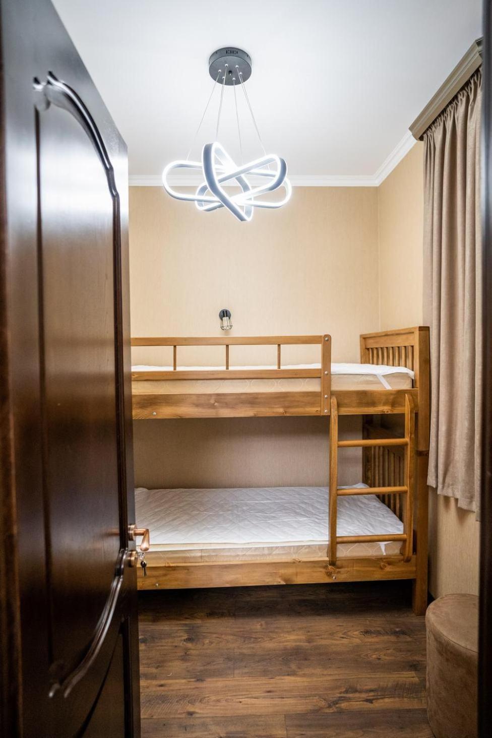Siberia Hotel Tbiliszi Szoba fotó A bunk bed in a capsule hotel